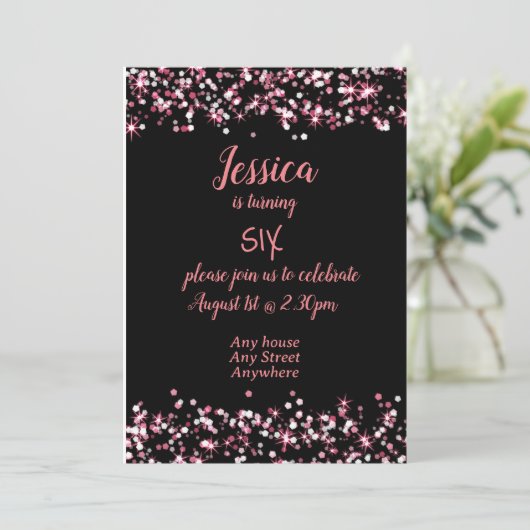 可愛い誕生日の招待ピンクの黒の編集可能 招待状 (スタンド正面)