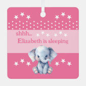 可愛い象shhh追加の名前が眠っているピンク メタルオーナメント (正面)