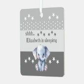 可愛い象shhh追加の名前が眠っている灰色 メタルオーナメント (正面左)