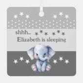 可愛い象shhh追加の名前が眠っている灰色 メタルオーナメント (正面)