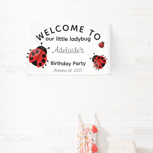 可愛い赤いモダンラディバグへようこそ誕生日 横断幕 (インサイチュ)