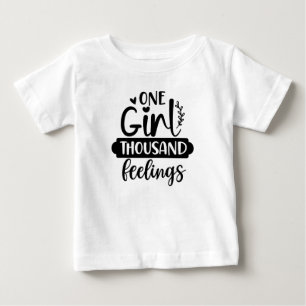 可愛い赤ちゃんは一人の女の子に何千もの感情をもたらす ベビーTシャツ