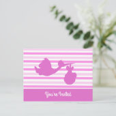 可愛い赤ちゃんシャワーピンクストライプのガールとコウノトリ インビテーションポストカード (スタンド正面)