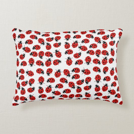 可愛い赤と黒のラディバグパターン アクセントクッション (正面)