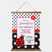 可愛い赤と黒のラディバグ歓迎サイン 吊り下げ型タペストリー (正面)