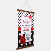 可愛い赤と黒のラディバグ歓迎サイン 吊り下げ型タペストリー (傾斜あり)