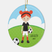 可愛い赤頭の女の子サッカーパーソナライズされたクリスマス セラミックオーナメント (左)