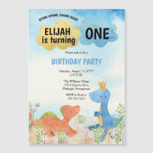 可愛い遊恐竜の少年1歳の誕生日 マグネット招待状 (正面)