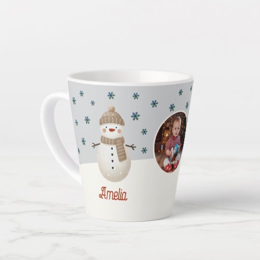 可愛い雪だるま雪の結晶の名前フォトクリスマス カフェラテマグ (左アングル)