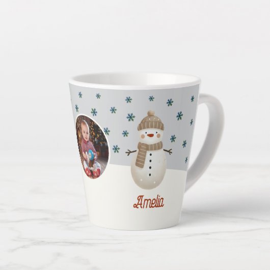 可愛い雪だるま雪の結晶の名前フォトクリスマス カフェラテマグ (右アングル)