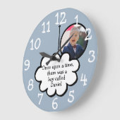 可愛い雲が透き通るパーソナライズされたフォトブルー ラージ壁時計 (傾斜)