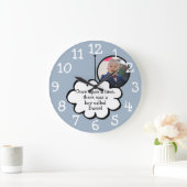 可愛い雲が透き通るパーソナライズされたフォトブルー ラージ壁時計 (ホーム)