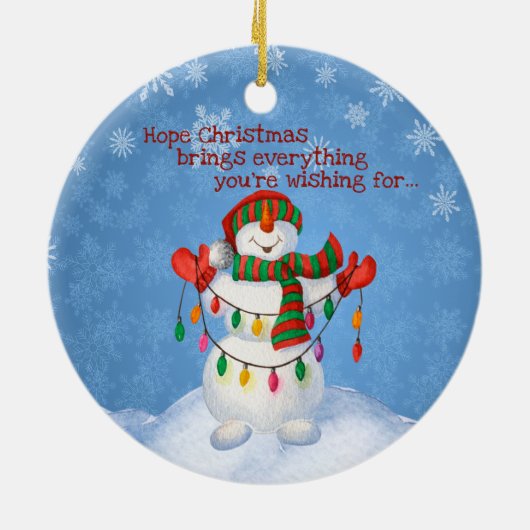 可愛い霜の降りた雪だるまがクリスマスライトを掲げる セラミックオーナメント (裏面)