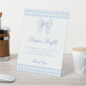 可愛い青いギンガムボウ男の赤ちゃんおむつラッフル 台座サイン (インサイチュ)