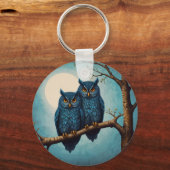 可愛い青いフクロウが枝に座っている キーホルダー (正面)