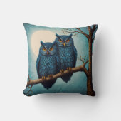 可愛い青いフクロウが枝に座っている クッション (正面)