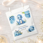 可愛い青い恐竜と花模様男の子のシャワー フェイバーバッグ (クリップ留めされた状態)