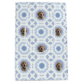 可愛い青い白いクリスマスドッグラバーペットママのプレゼント ミディアムペーパーバッグ (正面)