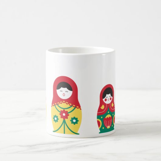 可愛い青い赤い黄色の白い緑のロシアの人形 コーヒーマグカップ (中央)