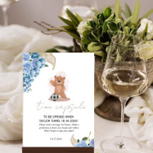 可愛い青い赤ちゃんシャワーを持つ男の子タイムカプセル