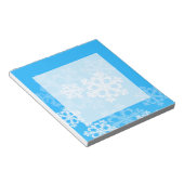 可愛い青と白のクリスマススノーフレーク ノートパッド (アングル)