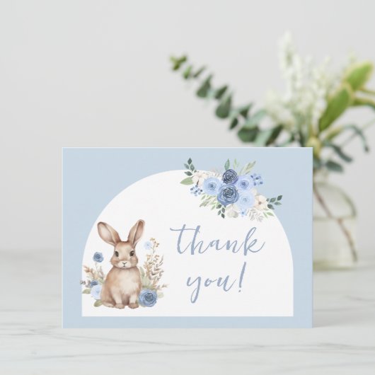 可愛い青の小さなバニー男の赤ちゃんシャワ感謝していーシャワーユー 招待状 (スタンド正面)