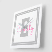 可愛い額縁の名前&モノグラム |ライトグレーとピンク スクエア壁時計 (傾斜)