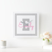 可愛い額縁の名前&モノグラム |ライトグレーとピンク スクエア壁時計 (ホーム)