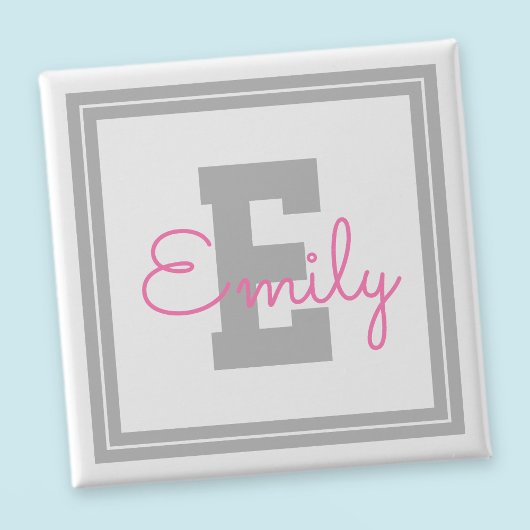 可愛い額縁の名前&モノグラム |ライトグレーとピンク 缶バッジ