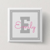 可愛い額縁の名前&モノグラム |ライトグレーとピンク 缶バッジ (正面)