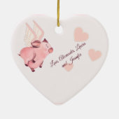 可愛い飛んでいる豚 |マすごいマ |ピンクのハート セラミックオーナメント (裏面)