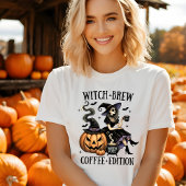 可愛い魔女の淹れコーヒー版ハロウィーンTシャツ Tシャツ