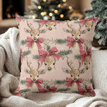 可愛い鹿（赤弓） | ピンクのクリスマス クッション<br><div class="desc">赤い弓ニュートラルクリスマスピローを持つこの可愛い鹿で居心地の良いフェスティバルtouchを家に追加。ニュートラルな背景に明るい赤い弓を持つ愛らしい鹿を特徴とする飾り枕は、どの宇宙にも暖かくお洒落休日の魅力をもたらします。居間、ベッドルーム、季節の装飾に最適な柔らかさと枕は、任意のインテリアスタイルと楽に混ぜ合わせ感じてスタイリッシュ、フェスティバルを追加します。クリスマス素晴らしの飾り付けにホリデーギフトや素敵な追加！</div>