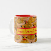 可愛い黄色のゴムアヒル感動的 ツートーンマグカップ (正面左)