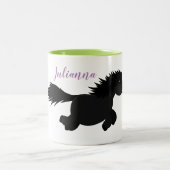 可愛い黒いシェットランドポニー漫画イラストレーション ツートーンマグカップ (中央)