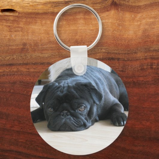 可愛い黒いパグ子犬のアクセサリー名をパーソナライズ キーホルダー (正面)