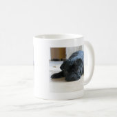 可愛い黒いパグ子犬のアクセサリー名をパーソナライズ コーヒーマグカップ (正面右)