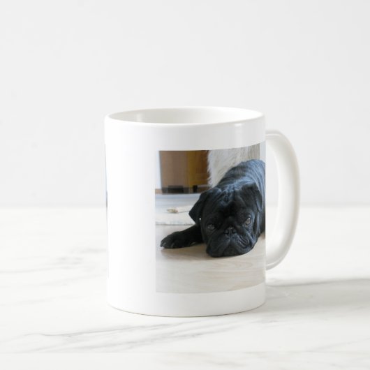 可愛い黒いパグ子犬のアクセサリー名をパーソナライズ コーヒーマグカップ (正面右)