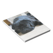 可愛い黒いパグ子犬のアクセサリー名をパーソナライズ ノートパッド (アングル)