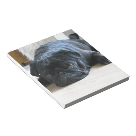可愛い黒いパグ子犬のアクセサリー名をパーソナライズ ノートパッド (アングル)