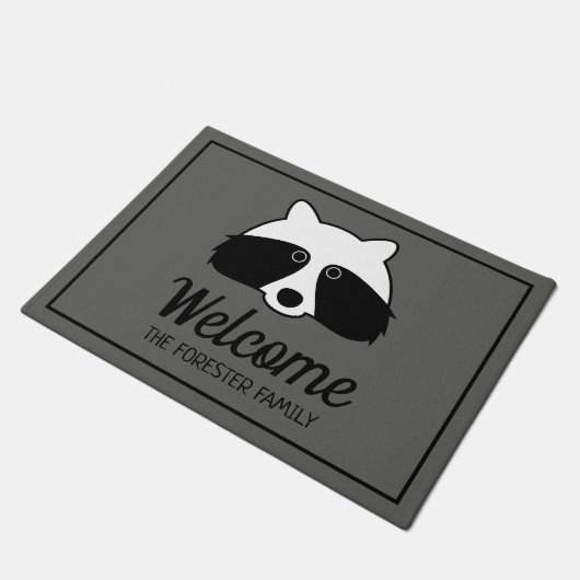 可愛い黒と白のアライグマよパーソナライズされたうこそ ドアマット (アングル)