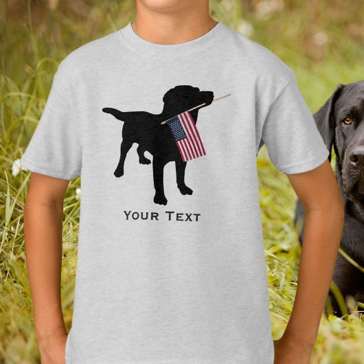 可愛い黒犬がアメリカ国旗を掲げて7月4日 Tシャツ