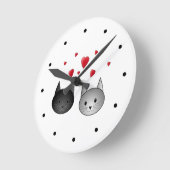 可愛い黒猫とグレー猫、ハート。 ラウンド壁時計 (傾斜)