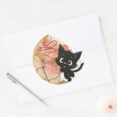 可愛い黒猫とコーヒー、クリーミーな色 ラウンドシール (封筒)