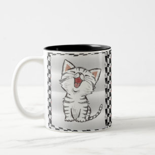 可愛い黒猫と白ネコ、チェッカーボード、マグカップ。 ツートーンマグカップ
