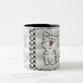 可愛い黒猫と白ネコ、チェッカーボード、マグカップ。 ツートーンマグカップ (中央)