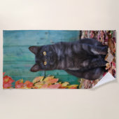 可愛い黒猫の赤い葉猫青い扉__ ビーチタオル (正面)