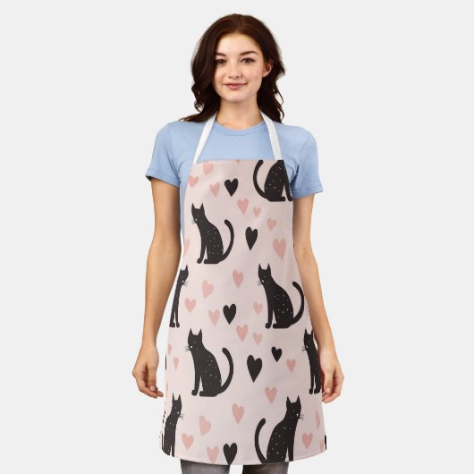 可愛い黒猫柄エプロン – ハート&ヒゲ エプロン (着用した状態)