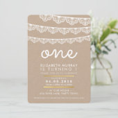 可愛い1歳の誕生日パーティー招待状ラスティックレースのバンティング 招待状 (スタンド正面)