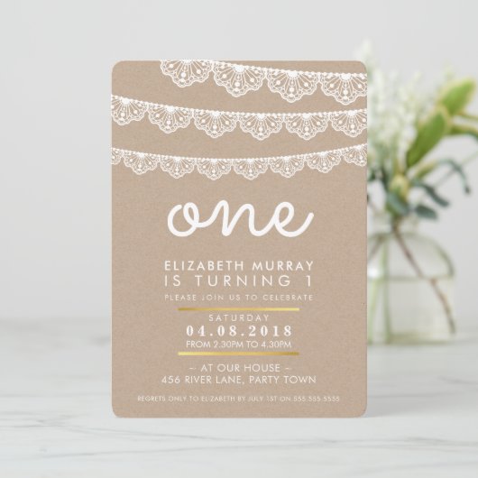 可愛い1歳の誕生日パーティー招待状ラスティックレースのバンティング 招待状 (スタンド正面)